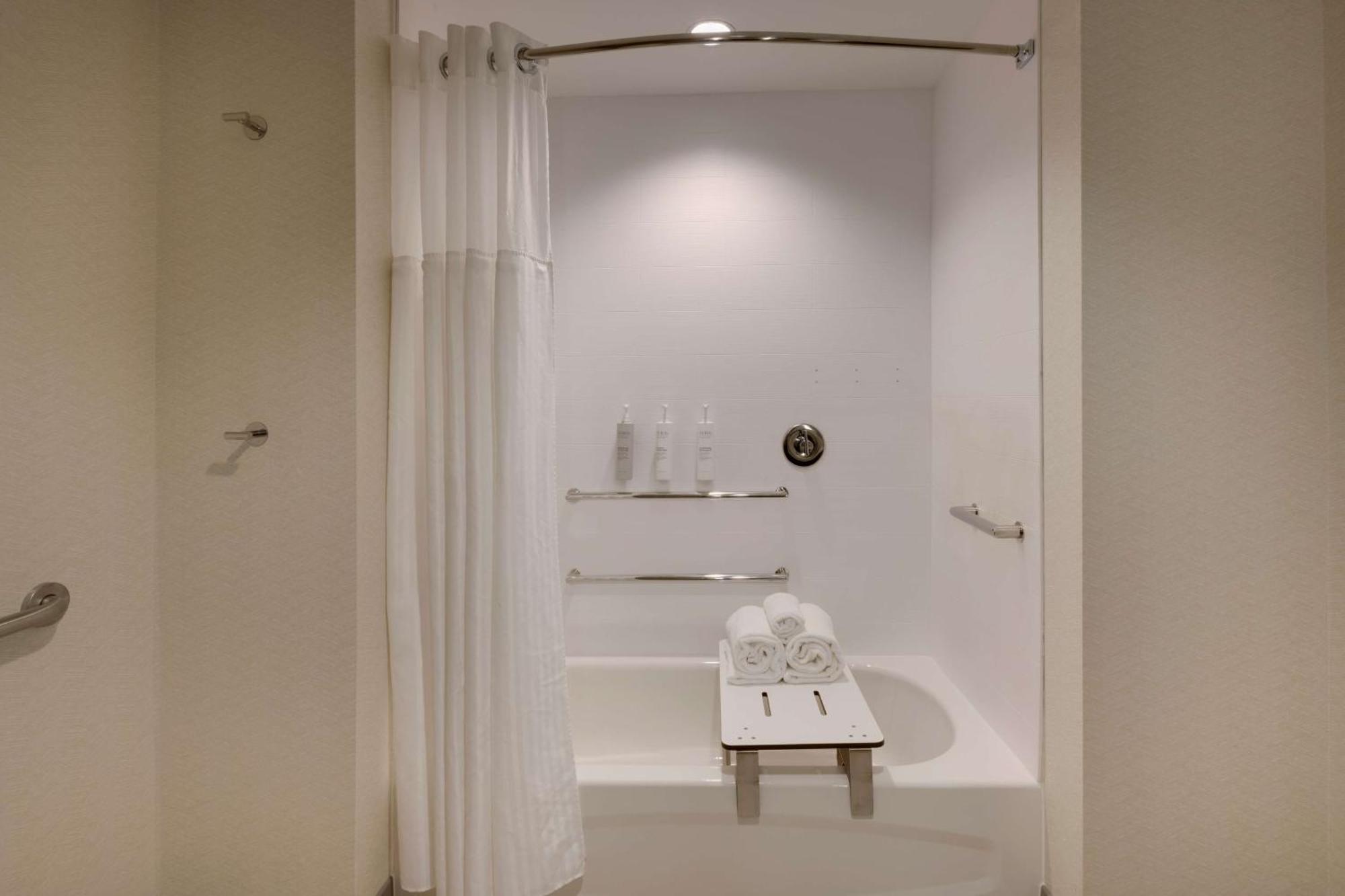 Hilton Garden Inn Haymarket Экстерьер фото